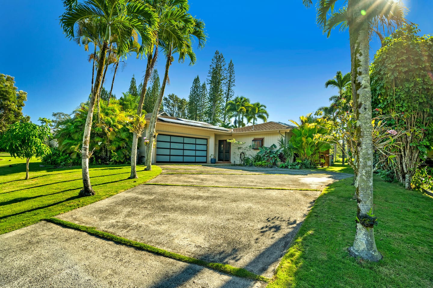 Covered lanai with seating overlooking the golf course at Kamalani Stay